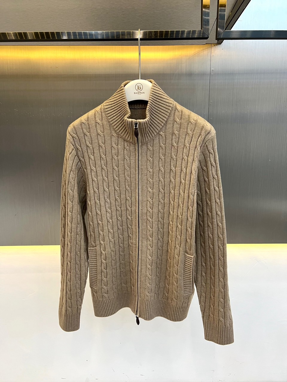 Brunello Cucinelli-BC、2026秋冬新品羊毛绞花针织开衫。 秋冬质感天花板！这件针织衫直接封神。 老