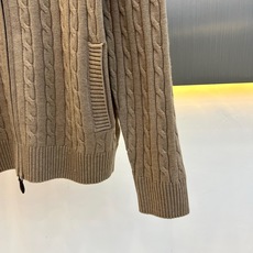 Brunello Cucinelli-BC、2026秋冬新品羊毛绞花针织开衫。 秋冬质感天花板!这件针织衫直接封神。 老 Brunello Cucinelli-BC、2026秋冬新品羊毛绞花针织开衫。 秋冬质感天花板!这件针织衫直接封神。 老