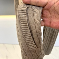 Brunello Cucinelli-BC、2026秋冬新品羊毛绞花针织开衫。 秋冬质感天花板!这件针织衫直接封神。 老 Brunello Cucinelli-BC、2026秋冬新品羊毛绞花针织开衫。 秋冬质感天花板!这件针织衫直接封神。 老
