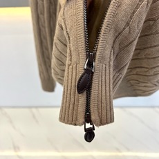 Brunello Cucinelli-BC、2026秋冬新品羊毛绞花针织开衫。 秋冬质感天花板!这件针织衫直接封神。 老 Brunello Cucinelli-BC、2026秋冬新品羊毛绞花针织开衫。 秋冬质感天花板!这件针织衫直接封神。 老