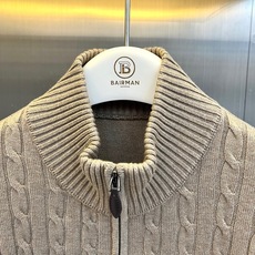 Brunello Cucinelli-BC、2026秋冬新品羊毛绞花针织开衫。 秋冬质感天花板!这件针织衫直接封神。 老 Brunello Cucinelli-BC、2026秋冬新品羊毛绞花针织开衫。 秋冬质感天花板!这件针织衫直接封神。 老