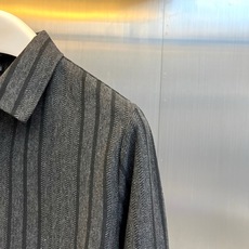 Loro Piana诺悠翩雅、2026秋冬新品竖条纹肌理衬衫。 终于找到不挑人的商务休闲衬衫了!竖条纹肌理自带“显瘦滤镜 Loro Piana诺悠翩雅、2026秋冬新品竖条纹肌理衬衫。 终于找到不挑人的商务休闲衬衫了!竖条纹肌理自带“显瘦滤镜