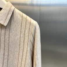Loro Piana诺悠翩雅、2026秋冬新品竖条纹肌理衬衫。 终于找到不挑人的商务休闲衬衫了!竖条纹肌理自带“显瘦滤镜 Loro Piana诺悠翩雅、2026秋冬新品竖条纹肌理衬衫。 终于找到不挑人的商务休闲衬衫了!竖条纹肌理自带“显瘦滤镜