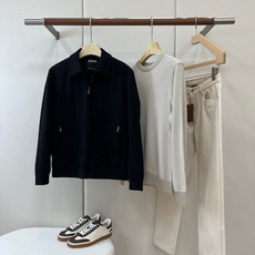 Zegna杰尼亚、2026秋冬新品棕调翻领夹克外套。 秋冬质感,一眼沦陷。 意式轻奢通勤风,精纺毛感面料挺括有筋骨,藏肉 Zegna杰尼亚、2026秋冬新品棕调翻领夹克外套。 秋冬质感,一眼沦陷。 意式轻奢通勤风,精纺毛感面料挺括有筋骨,藏肉