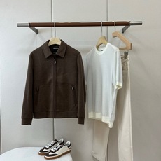 Zegna杰尼亚、2026秋冬新品棕调翻领夹克外套。 秋冬质感,一眼沦陷。 意式轻奢通勤风,精纺毛感面料挺括有筋骨,藏肉 Zegna杰尼亚、2026秋冬新品棕调翻领夹克外套。 秋冬质感,一眼沦陷。 意式轻奢通勤风,精纺毛感面料挺括有筋骨,藏肉