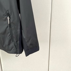 Zegna杰尼亚、2026秋冬新品连帽撞色机能夹克外套。 一件搞定日常通勤和短途出行! 利落剪裁修饰肩线,藏住腰腹多余肉 Zegna杰尼亚、2026秋冬新品连帽撞色机能夹克外套。 一件搞定日常通勤和短途出行! 利落剪裁修饰肩线,藏住腰腹多余肉