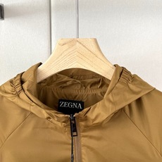 Zegna杰尼亚、2026秋冬新品连帽撞色机能夹克外套。 一件搞定日常通勤和短途出行! 利落剪裁修饰肩线,藏住腰腹多余肉 Zegna杰尼亚、2026秋冬新品连帽撞色机能夹克外套。 一件搞定日常通勤和短途出行! 利落剪裁修饰肩线,藏住腰腹多余肉