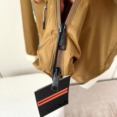 Zegna杰尼亚、2026秋冬新品连帽撞色机能夹克外套。 一件搞定日常通勤和短途出行! 利落剪裁修饰肩线,藏住腰腹多余肉 Zegna杰尼亚、2026秋冬新品连帽撞色机能夹克外套。 一件搞定日常通勤和短途出行! 利落剪裁修饰肩线,藏住腰腹多余肉