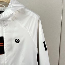 Zegna杰尼亚、2026秋冬新品连帽撞色机能夹克外套。 一件搞定日常通勤和短途出行! 利落剪裁修饰肩线,藏住腰腹多余肉 Zegna杰尼亚、2026秋冬新品连帽撞色机能夹克外套。 一件搞定日常通勤和短途出行! 利落剪裁修饰肩线,藏住腰腹多余肉