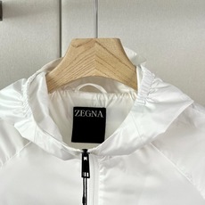 Zegna杰尼亚、2026秋冬新品连帽撞色机能夹克外套。 一件搞定日常通勤和短途出行! 利落剪裁修饰肩线,藏住腰腹多余肉 Zegna杰尼亚、2026秋冬新品连帽撞色机能夹克外套。 一件搞定日常通勤和短途出行! 利落剪裁修饰肩线,藏住腰腹多余肉
