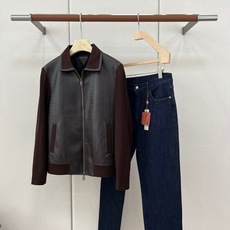 BV葆蝶家、2026秋冬新品针织拼接编织皮外套。 秋冬衣橱的王炸!这件外套一挂出来就赢麻了。 意式轻奢+硬朗廓形,上身就 BV葆蝶家、2026秋冬新品针织拼接编织皮外套。 秋冬衣橱的王炸!这件外套一挂出来就赢麻了。 意式轻奢+硬朗廓形,上身就