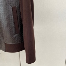 BV葆蝶家、2026秋冬新品针织拼接编织皮外套。 秋冬衣橱的王炸!这件外套一挂出来就赢麻了。 意式轻奢+硬朗廓形,上身就 BV葆蝶家、2026秋冬新品针织拼接编织皮外套。 秋冬衣橱的王炸!这件外套一挂出来就赢麻了。 意式轻奢+硬朗廓形,上身就