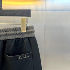 Loro Piana诺悠翩雅、2026秋冬新品男士垂感阔腿卫裤。 一条能藏住腿型短板的高级感卫裤,太省心了! 配色低调耐 Loro Piana诺悠翩雅、2026秋冬新品男士垂感阔腿卫裤。 一条能藏住腿型短板的高级感卫裤,太省心了! 配色低调耐
