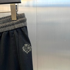 Loro Piana诺悠翩雅、2026秋冬新品男士垂感阔腿卫裤。 一条能藏住腿型短板的高级感卫裤,太省心了! 配色低调耐 Loro Piana诺悠翩雅、2026秋冬新品男士垂感阔腿卫裤。 一条能藏住腿型短板的高级感卫裤,太省心了! 配色低调耐