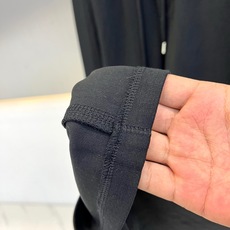 Loro Piana诺悠翩雅、2026秋冬新品男士垂感阔腿卫裤。 一条能藏住腿型短板的高级感卫裤,太省心了! 配色低调耐 Loro Piana诺悠翩雅、2026秋冬新品男士垂感阔腿卫裤。 一条能藏住腿型短板的高级感卫裤,太省心了! 配色低调耐