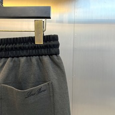 Loro Piana诺悠翩雅、2026秋冬新品男士垂感阔腿卫裤。 一条能藏住腿型短板的高级感卫裤,太省心了! 配色低调耐 Loro Piana诺悠翩雅、2026秋冬新品男士垂感阔腿卫裤。 一条能藏住腿型短板的高级感卫裤,太省心了! 配色低调耐
