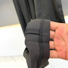 Loro Piana诺悠翩雅、2026秋冬新品男士垂感阔腿卫裤。 一条能藏住腿型短板的高级感卫裤,太省心了! 配色低调耐 Loro Piana诺悠翩雅、2026秋冬新品男士垂感阔腿卫裤。 一条能藏住腿型短板的高级感卫裤,太省心了! 配色低调耐