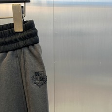 Loro Piana诺悠翩雅、2026秋冬新品男士垂感阔腿卫裤。 一条能藏住腿型短板的高级感卫裤,太省心了! 配色低调耐 Loro Piana诺悠翩雅、2026秋冬新品男士垂感阔腿卫裤。 一条能藏住腿型短板的高级感卫裤,太省心了! 配色低调耐