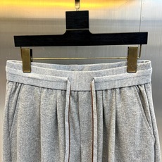 Loro Piana诺悠翩雅、2026秋冬新品男士重磅垂感休闲卫裤。 这条裤子,上身直接把利落氛围感拉满! 软糯混纺面料 Loro Piana诺悠翩雅、2026秋冬新品男士重磅垂感休闲卫裤。 这条裤子,上身直接把利落氛围感拉满! 软糯混纺面料