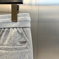 Loro Piana诺悠翩雅、2026秋冬新品男士重磅垂感休闲卫裤。 这条裤子,上身直接把利落氛围感拉满! 软糯混纺面料 Loro Piana诺悠翩雅、2026秋冬新品男士重磅垂感休闲卫裤。 这条裤子,上身直接把利落氛围感拉满! 软糯混纺面料