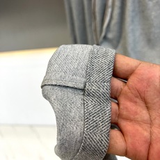 Loro Piana诺悠翩雅、2026秋冬新品男士重磅垂感休闲卫裤。 这条裤子,上身直接把利落氛围感拉满! 软糯混纺面料 Loro Piana诺悠翩雅、2026秋冬新品男士重磅垂感休闲卫裤。 这条裤子,上身直接把利落氛围感拉满! 软糯混纺面料