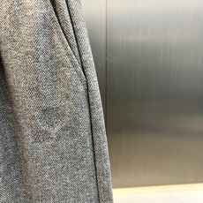 Loro Piana诺悠翩雅、2026秋冬新品男士重磅垂感休闲卫裤。 这条裤子,上身直接把利落氛围感拉满! 软糯混纺面料 Loro Piana诺悠翩雅、2026秋冬新品男士重磅垂感休闲卫裤。 这条裤子,上身直接把利落氛围感拉满! 软糯混纺面料