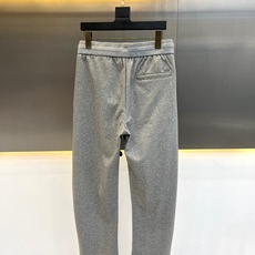 Loro Piana诺悠翩雅、2026秋冬新品男士重磅垂感休闲卫裤。 这条裤子,上身直接把利落氛围感拉满! 软糯混纺面料 Loro Piana诺悠翩雅、2026秋冬新品男士重磅垂感休闲卫裤。 这条裤子,上身直接把利落氛围感拉满! 软糯混纺面料