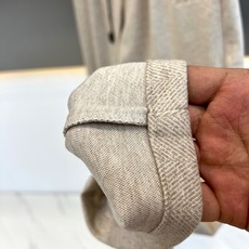 Loro Piana诺悠翩雅、2026秋冬新品男士重磅垂感休闲卫裤。 这条裤子,上身直接把利落氛围感拉满! 软糯混纺面料 Loro Piana诺悠翩雅、2026秋冬新品男士重磅垂感休闲卫裤。 这条裤子,上身直接把利落氛围感拉满! 软糯混纺面料