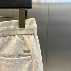 Loro Piana诺悠翩雅、2026秋冬新品男士重磅垂感休闲卫裤。 这条裤子,上身直接把利落氛围感拉满! 软糯混纺面料 Loro Piana诺悠翩雅、2026秋冬新品男士重磅垂感休闲卫裤。 这条裤子,上身直接把利落氛围感拉满! 软糯混纺面料
