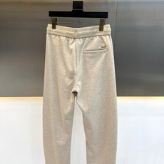 Loro Piana诺悠翩雅、2026秋冬新品男士重磅垂感休闲卫裤。 这条裤子,上身直接把利落氛围感拉满! 软糯混纺面料 Loro Piana诺悠翩雅、2026秋冬新品男士重磅垂感休闲卫裤。 这条裤子,上身直接把利落氛围感拉满! 软糯混纺面料