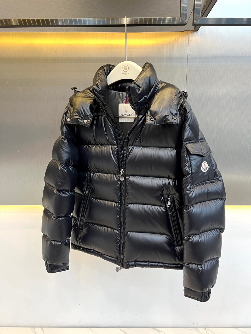Mon蒙口【玛雅顶级版鹅绒】、2026秋冬新品经典亮面连帽羽绒服。 降温天的安全感，这件直接拉满！ 经典高蓬松廓形，亮面