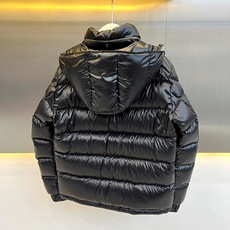 Mon蒙口【玛雅顶级版鹅绒】、2026秋冬新品经典亮面连帽羽绒服。 降温天的安全感,这件直接拉满! 经典高蓬松廓形,亮面 Mon蒙口【玛雅顶级版鹅绒】、2026秋冬新品经典亮面连帽羽绒服。 降温天的安全感,这件直接拉满! 经典高蓬松廓形,亮面