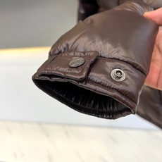 Mon蒙口【玛雅顶级版鹅绒】、2026秋冬新品经典亮面连帽羽绒服。 降温天的安全感,这件直接拉满! 经典高蓬松廓形,亮面 Mon蒙口【玛雅顶级版鹅绒】、2026秋冬新品经典亮面连帽羽绒服。 降温天的安全感,这件直接拉满! 经典高蓬松廓形,亮面
