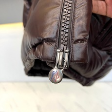 Mon蒙口【玛雅顶级版鹅绒】、2026秋冬新品经典亮面连帽羽绒服。 降温天的安全感,这件直接拉满! 经典高蓬松廓形,亮面 Mon蒙口【玛雅顶级版鹅绒】、2026秋冬新品经典亮面连帽羽绒服。 降温天的安全感,这件直接拉满! 经典高蓬松廓形,亮面