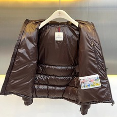 Mon蒙口【玛雅顶级版鹅绒】、2026秋冬新品经典亮面连帽羽绒服。 降温天的安全感,这件直接拉满! 经典高蓬松廓形,亮面 Mon蒙口【玛雅顶级版鹅绒】、2026秋冬新品经典亮面连帽羽绒服。 降温天的安全感,这件直接拉满! 经典高蓬松廓形,亮面