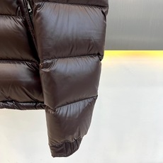 Mon蒙口【玛雅顶级版鹅绒】、2026秋冬新品经典亮面连帽羽绒服。 降温天的安全感,这件直接拉满! 经典高蓬松廓形,亮面 Mon蒙口【玛雅顶级版鹅绒】、2026秋冬新品经典亮面连帽羽绒服。 降温天的安全感,这件直接拉满! 经典高蓬松廓形,亮面