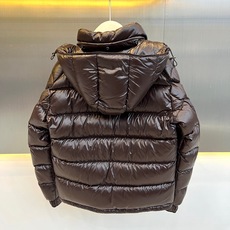 Mon蒙口【玛雅顶级版鹅绒】、2026秋冬新品经典亮面连帽羽绒服。 降温天的安全感,这件直接拉满! 经典高蓬松廓形,亮面 Mon蒙口【玛雅顶级版鹅绒】、2026秋冬新品经典亮面连帽羽绒服。 降温天的安全感,这件直接拉满! 经典高蓬松廓形,亮面