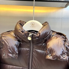 Mon蒙口【玛雅顶级版鹅绒】、2026秋冬新品经典亮面连帽羽绒服。 降温天的安全感,这件直接拉满! 经典高蓬松廓形,亮面 Mon蒙口【玛雅顶级版鹅绒】、2026秋冬新品经典亮面连帽羽绒服。 降温天的安全感,这件直接拉满! 经典高蓬松廓形,亮面