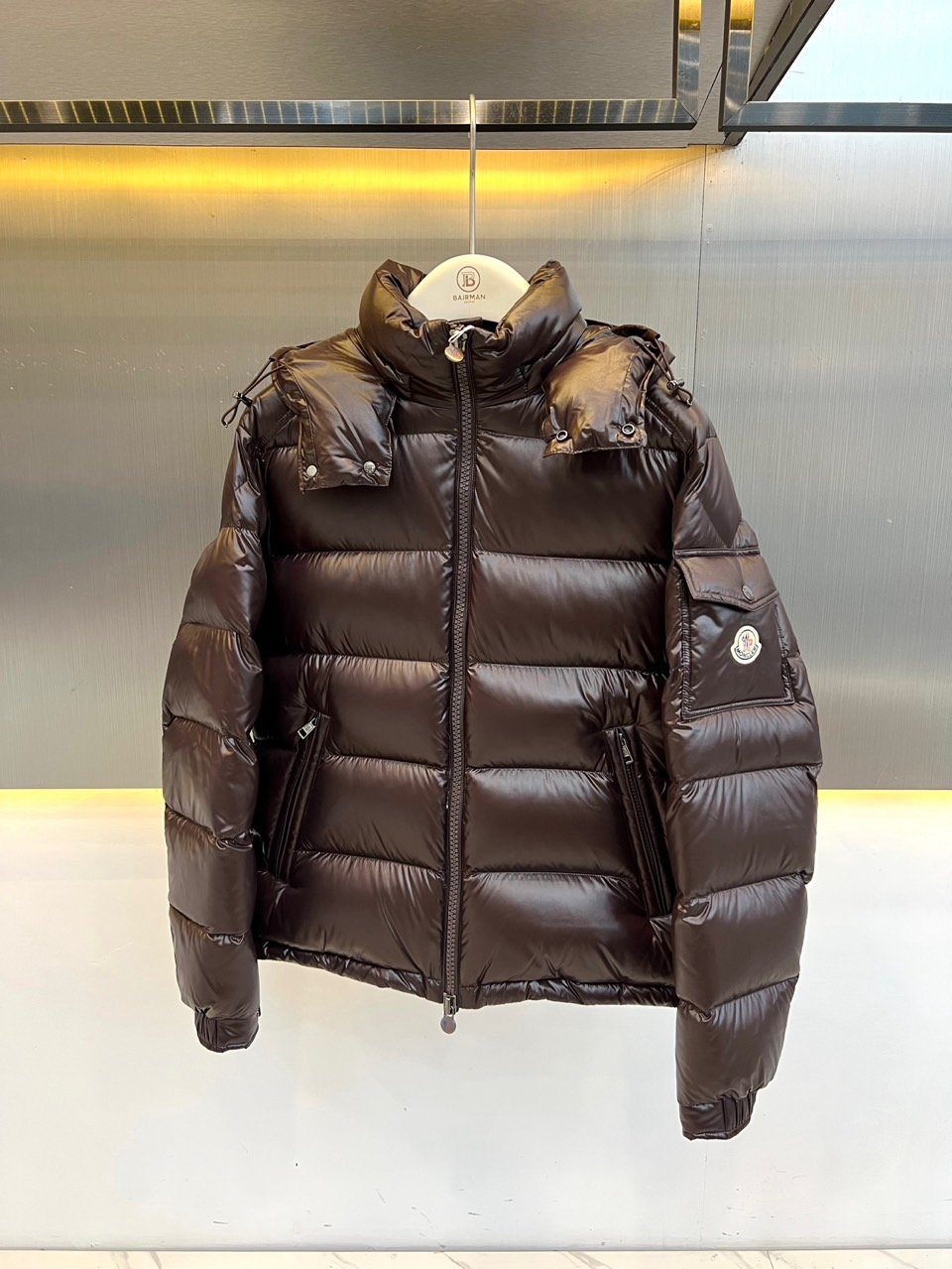 Mon蒙口【玛雅顶级版鹅绒】、2026秋冬新品经典亮面连帽羽绒服。 降温天的安全感，这件直接拉满！ 经典高蓬松廓形，亮面