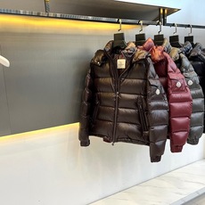 Mon蒙口【玛雅顶级版鹅绒】、2026秋冬新品经典亮面连帽羽绒服。 降温天的安全感,这件直接拉满! 经典高蓬松廓形,亮面 Mon蒙口【玛雅顶级版鹅绒】、2026秋冬新品经典亮面连帽羽绒服。 降温天的安全感,这件直接拉满! 经典高蓬松廓形,亮面