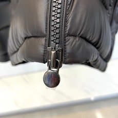 Mon蒙口【玛雅顶级版鹅绒】、2026秋冬新品经典亮面连帽羽绒服。 降温天的安全感,这件直接拉满! 经典高蓬松廓形,亮面 Mon蒙口【玛雅顶级版鹅绒】、2026秋冬新品经典亮面连帽羽绒服。 降温天的安全感,这件直接拉满! 经典高蓬松廓形,亮面