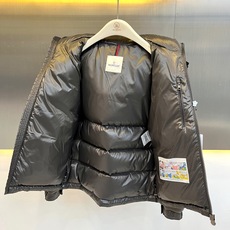 Mon蒙口【玛雅顶级版鹅绒】、2026秋冬新品经典亮面连帽羽绒服。 降温天的安全感,这件直接拉满! 经典高蓬松廓形,亮面 Mon蒙口【玛雅顶级版鹅绒】、2026秋冬新品经典亮面连帽羽绒服。 降温天的安全感,这件直接拉满! 经典高蓬松廓形,亮面