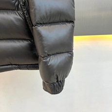 Mon蒙口【玛雅顶级版鹅绒】、2026秋冬新品经典亮面连帽羽绒服。 降温天的安全感,这件直接拉满! 经典高蓬松廓形,亮面 Mon蒙口【玛雅顶级版鹅绒】、2026秋冬新品经典亮面连帽羽绒服。 降温天的安全感,这件直接拉满! 经典高蓬松廓形,亮面