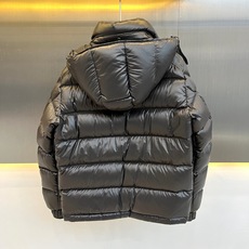 Mon蒙口【玛雅顶级版鹅绒】、2026秋冬新品经典亮面连帽羽绒服。 降温天的安全感,这件直接拉满! 经典高蓬松廓形,亮面 Mon蒙口【玛雅顶级版鹅绒】、2026秋冬新品经典亮面连帽羽绒服。 降温天的安全感,这件直接拉满! 经典高蓬松廓形,亮面