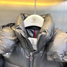 Mon蒙口【玛雅顶级版鹅绒】、2026秋冬新品经典亮面连帽羽绒服。 降温天的安全感,这件直接拉满! 经典高蓬松廓形,亮面 Mon蒙口【玛雅顶级版鹅绒】、2026秋冬新品经典亮面连帽羽绒服。 降温天的安全感,这件直接拉满! 经典高蓬松廓形,亮面