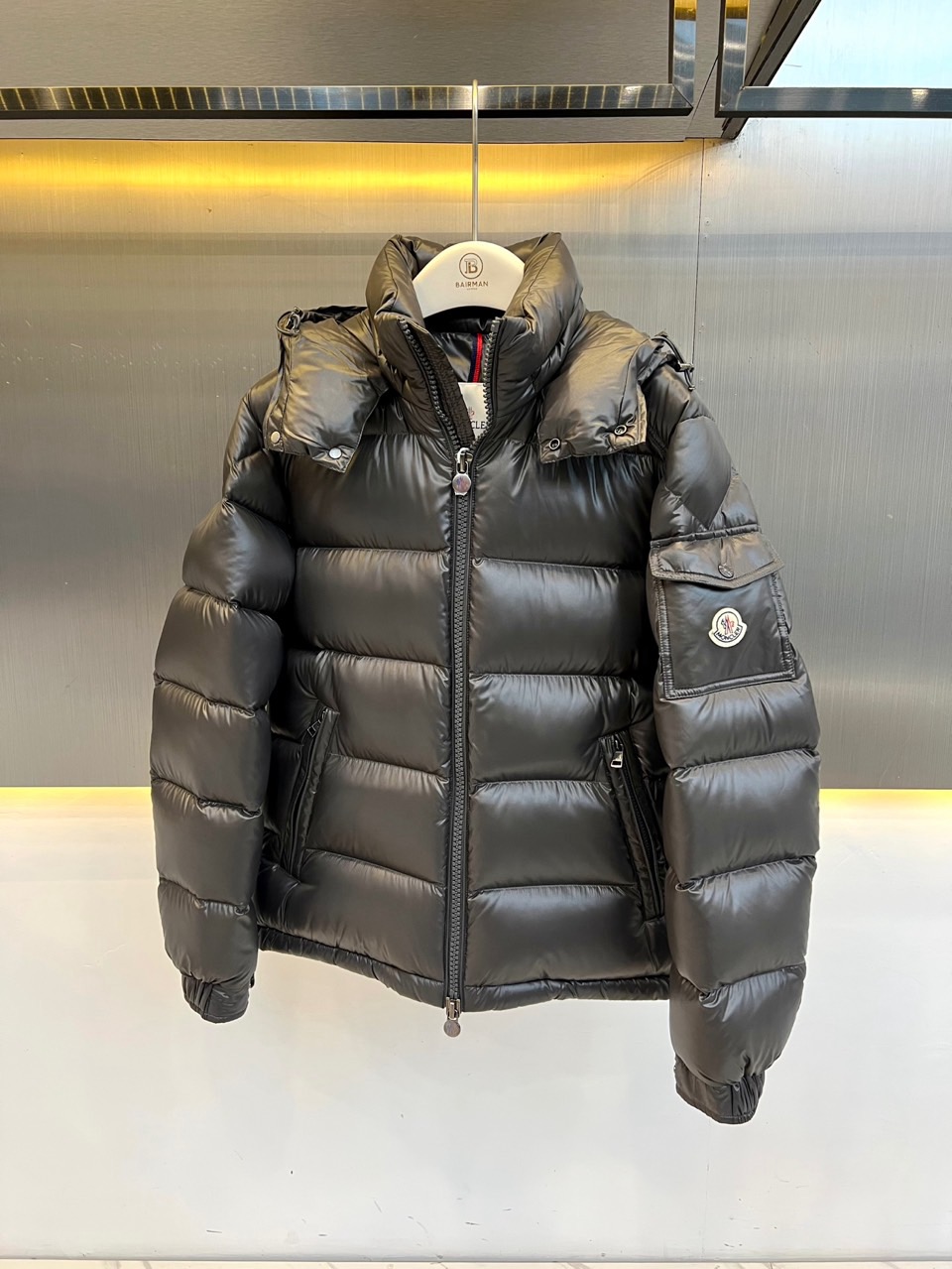 Mon蒙口【玛雅顶级版鹅绒】、2026秋冬新品经典亮面连帽羽绒服。 降温天的安全感，这件直接拉满！ 经典高蓬松廓形，亮面
