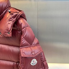 Mon蒙口【玛雅顶级版鹅绒】、2026秋冬新品经典亮面连帽羽绒服。 降温天的安全感,这件直接拉满! 经典高蓬松廓形,亮面 Mon蒙口【玛雅顶级版鹅绒】、2026秋冬新品经典亮面连帽羽绒服。 降温天的安全感,这件直接拉满! 经典高蓬松廓形,亮面