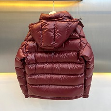 Mon蒙口【玛雅顶级版鹅绒】、2026秋冬新品经典亮面连帽羽绒服。 降温天的安全感,这件直接拉满! 经典高蓬松廓形,亮面 Mon蒙口【玛雅顶级版鹅绒】、2026秋冬新品经典亮面连帽羽绒服。 降温天的安全感,这件直接拉满! 经典高蓬松廓形,亮面