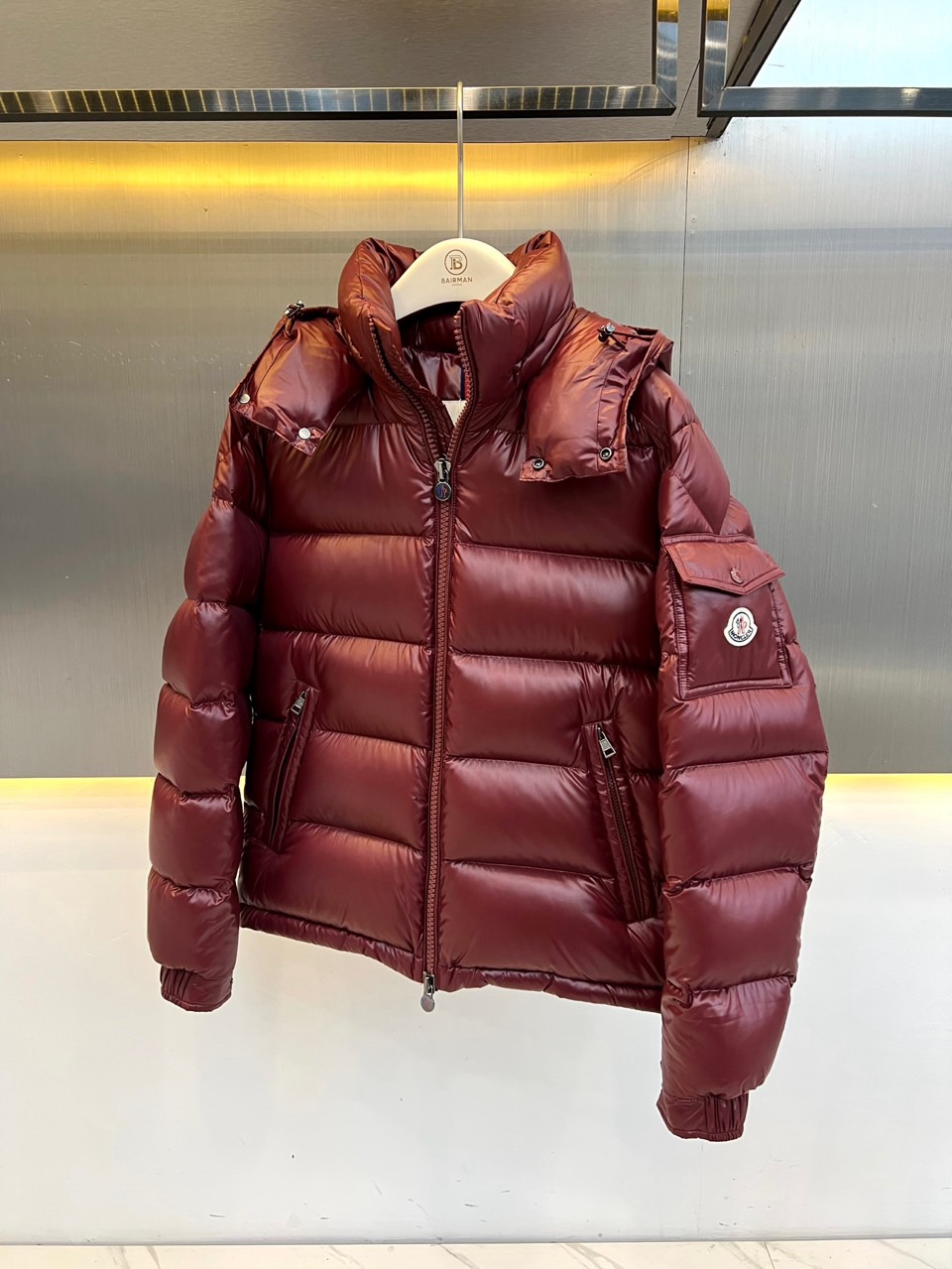 Mon蒙口【玛雅顶级版鹅绒】、2026秋冬新品经典亮面连帽羽绒服。 降温天的安全感，这件直接拉满！ 经典高蓬松廓形，亮面