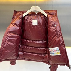Mon蒙口【玛雅顶级版鹅绒】、2026秋冬新品经典亮面连帽羽绒服。 降温天的安全感,这件直接拉满! 经典高蓬松廓形,亮面 Mon蒙口【玛雅顶级版鹅绒】、2026秋冬新品经典亮面连帽羽绒服。 降温天的安全感,这件直接拉满! 经典高蓬松廓形,亮面
